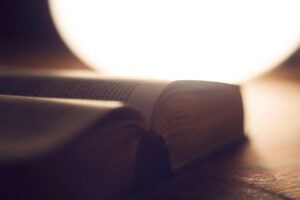 Unbedingt lesen: In einem einzigen Buch auf 240 Seiten: die ganze Bibel –  Marx – Benjamin – Rahner – Metz – Kloos 